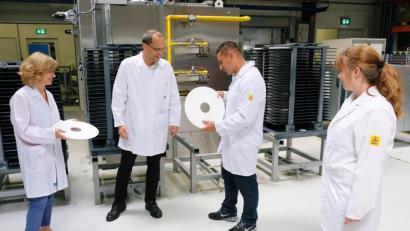 Bild: do
Die Geschäftsführerinnen von Kerafol und Koppe, Sabine Koppe (links) und Isabell Koppe (rechts) sowie Prokurist Willi Neumüller (Zweiter von links) zeigen Bürgermeister Marcus Gradl die hocheffizienten Keramikfilter.