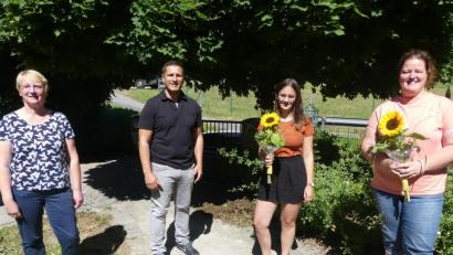 Bild: rn
Elvira Brand und Marcus Gradl verabschieden (von rechts) Nicole Kummer und Mariella Übelacker aus der städtischen Kindertagesstätte in Eschenbach.