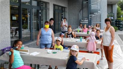 Bild: njn
Die Kinder hatten beim Malnachmittag viel Spaß. Mit auf dem Bild die Damen der AsF mit stellvertretender Vorsitzenden Brigitte Scharf (stehend, Zweite von links).