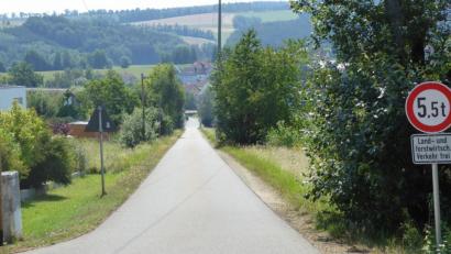 Bild: fsb
Diesen Hang und die angrenzende landwirtschaftliche Fläche oberhalb des Sportplatzes hinunter überflutete Starkregen die Ahornstraße und das Spielfeld.