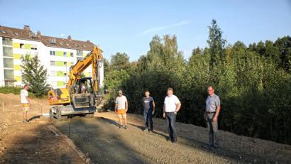 Bild: njn
Ein Bild von der Baumaßnahme machten sich (von rechts) Verwaltungsrat Hubert Wojtenek, Zweiter Bürgermeister Bernhard Schmidt und Technischer Angestellter Markus Meyer. Mit auf dem Bild (Vierter von rechts) Polier Florian Meier von der bauausführenden Firma Markgraf.