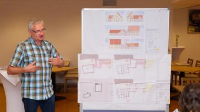 Bild: njn
Bürgermeister Johannes Reger bei der Vorstellung des Bürgerhauses.