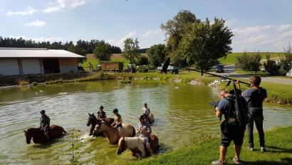 Bild: Kollerhof/exb
Ein Ritt durch den Weiher. Die Aufnahme entstand kurz vor dem unfreiwilligen Tauchgang.