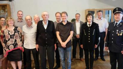 Bild: ohr
Martin Meier (Mitte mit dunkler Jacke) beging mit seiner Familie, Sohn Martin und Tochter Anna (links daneben), fünf Enkelkindern sowie einem Bruder im Gasthof Bodensteiner den 90.Geburtstag mit weiteren Gästen . Zweiter Bürgermeister Thomas Rohrwild (Fünfter von rechts) überbrachte die Glückwünsche für die Gemeinde Stulln. Auch Vereinsvertreter gratulierten (von rechts): Hubert Obermeier, Wolfgang Rübe, Franz Sorgenfrei (CSU) und Helga Wisneth.
