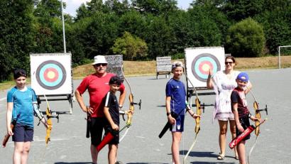 Bild: bkr
Paula, Ben, Leo und Patrice nahmen die Gelegenheit wahr, mit Pfeil und Bogen zu üben. Spartenleiter Bogen Hans-Jochen Nentwich machte die Einweisung und Stefanie Stelzl begrüßte die jugendlichen Teilnehmer.