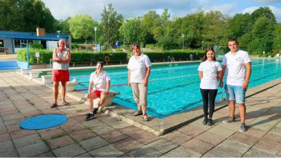Bild: bsc
Strenge Regeln herrschen in Corona-Zeiten auch im Friedenfelser Freibad. Den Gästen zollen (von links) Bademeister Walter Etterer, die beiden Vorsitzenden des Fördervereins, Patricia Henze und Lisa Rauh, sowie Christina Fleischmann und der Schriftführer des Fördervereins, Julian Fleischmann, großes Lob: „Hygienevorschriften, Abstandsregeln und Maskenpflicht, wo vorgeschrieben, werden eingehalten.“