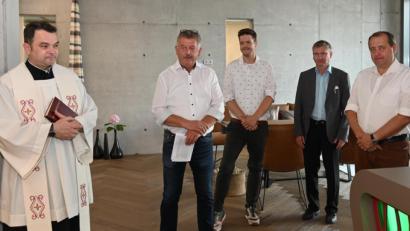 Bild: gf
Offizielle Eröffnung des neuen Standorts des Raumausstatter-Unternehmens Paulus (von links): Kaplan Benjamin Rattler, Firmeninhaber Georg Paulus, Juniorchef Gregor Paulus, Dritter Bürgermeister Franz Badura und Architekt Georg Zunner.