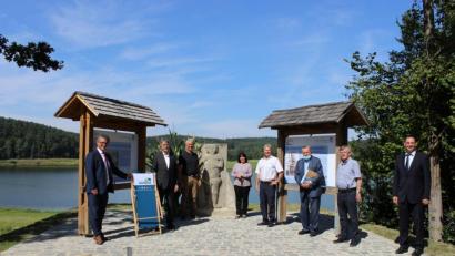 Bild: pko
Bürgermeister Martin Birner, Regierungspräsident Axel Bartelt, Stadtrat Walter Drexler, stellvertretende Landrätin Birgit Höcherl, LandtagsabgeordneterJoachim Hanisch, der ehemalige Eixendorfer Georg Birner, Kreisheimatpfleger Theo Männer und der Leiter des Wasserwirtschaftsamtes, Mathias Rosenmüller, freuten sich über die Rückkehr des "Steinernen Steffl".
