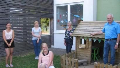 Bild: Gemeinde Kulmain/exb
Stellvertretende Krippenleiterin Katharina Kassler (von links), Gruppenleiterin Kathrin König, Krippenleiterin Corinna Fröhler, Kindergartenleiterin Ingrid Hoffmann und Bürgermeister Günter Kopp sind sich der schwierigen Zeit, die hinter ihnen sowie den Kindern und Eltern liegt, bewusst. Sie alle freuen sich auf das neue, hoffentlich wieder normal laufende Kindergartenjahr.