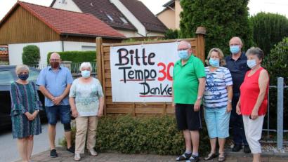 Bild: prh
Den Anwohnern des Breiten Wegs stinkt es momentan. Sie leiden seit der Vollsperrung der B15 in Altenstadt unter einer enormen Verkehrsbelastung ihrer ansonsten ruhigen Siedlungsstraße, obwohl die Straße nicht zur offiziellen Umleitungsstrecke gehört.
