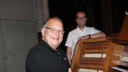 Bild: ads
Regionalkantor Bernhard Müllers wirkt seit 30 Jahren als Kirchenmusiker mit Herz und Seele in St. Martin. Stadtpfarrer Thomas Helm wertet den hochkompetenten Musiker als Glücksfall für die Pfarrei St. Martin.