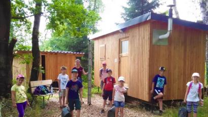 Bild: bjp
Nach langer "Corona"-Zwangspause traf sich die "Spatzen"-Kindergruppe des LBV Trabitz, um im Grünbachwald Nistkästen anzubringen.
