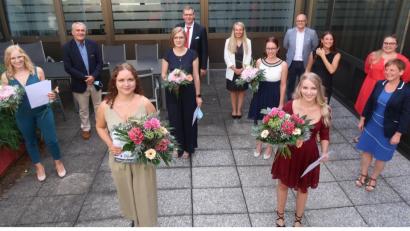 Bild: Kunz
Die erfolgreichen Absolventinnen der Berufsfachschule mit Ausbildern und Ehrengästen. Beste ist Lara Schell (vorne, rechts) neben der Zweitbesten Julia Nickl (vorne, links).