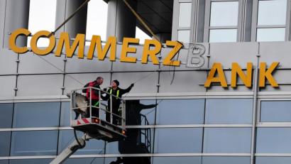 Symbolbild: Daniel Reinhardt / dpa
Die Commerzbank hat Grafenwöhr verlassen. Die Filiale dort ist geschlossen und komplett nach Weiden umgezogen.