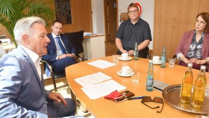 Bild: Gabi Schönberger
Ernste Mienen im Rathaus bei (von links) Horst Arnold, OB Jens Meyer, Behindertenbeauftragtem Alexander Grundler und Annette Karl.