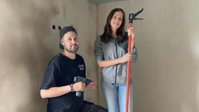 Bild: gis
Fichtelbergs Bürgermeister Sebastian Voit beim Hausumbau mit Freundin Carina.