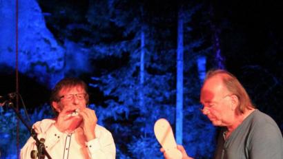 Bild: stg
Heinz Grobmeier (l.) und Alfred Schedl präsentierten sich am Donnerstagabend auf der Luisenburg als hervorragendes musikalisch-literarisches Doppel