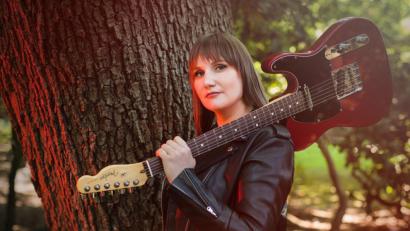 Bild: Katja Ruge/exb
Karin Rabhansl, das Gitarrenmädchen.