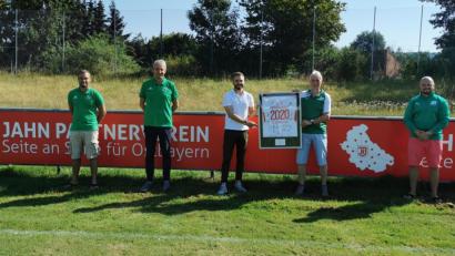 Bild: Kunz
Der FC Weiden-Ost besiegelt die Partnerschaft mit dem SSV Jahn Regensburg.