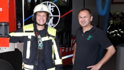 Bild: gz
Johannes (links) ist der Neffe von Pfarrer Martin Rupprecht (rechts) und war mit seinen Kameraden der Feuerwehr Tännesberg einer der ersten beim Großbrand am Sonntag. Über die Einsatzbereitschaft könne Rupprecht nur staunen.