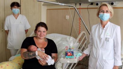 Bild: Klinikum Fichtelgebirge/Peggy Kuniss-Pfeiffer/exb
Kinderkrankenschwester Carola Adam (links) und Chefärztin Dr. Maria Dietrich (rechts) gratulierten Sarah Hummel zur Geburt von Emil.