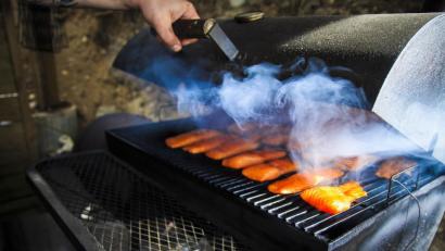 Bild: njn
Lachs im Smoker: Wie das geht, lernen Teilnehmer im Kochkurs der Öko-Modellregion Steinwald-Allianz.