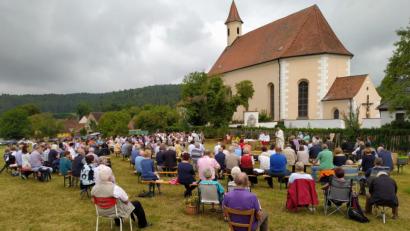Bild: exb
Fast 200 Gläubige feierten am Samstag Gottesdienst im Freien in Heldmannsberg. Einige waren der Tradition nach als Fußwallfahrer gekommen.