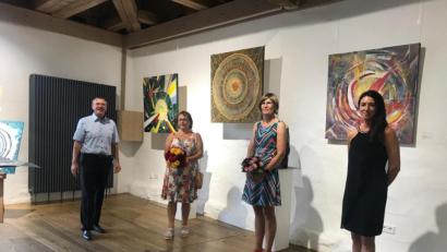 Bild: bey
Bürgermeister Reinhard Sollfrank (links) und Miuseumsleiterin Regina Kiermaier (rechts) freuen sich über die Ausstellung "Gegenätze, die sich berühren" der beiden Tirschenreuther Künstlerinnen Angelika Sticht und Kerstin Rumswinkel.