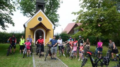 Bild: bey
Die Kapelle in Gelpertsricht war eines von 14 Zielen des ersten "Rad-Aktionstages" in Luhe-Wildenau. Bürgermeister Sebastian Hartl (Sechster von links) fuhr ganztägig mit dem E-Bike oder dem normalen Rad mit. Georg Meißner (Fünfter von links) hatte die Idee.