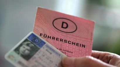 Symbolbild: Oliver Berg / dpa
Eine 41-Jährige hat in einer Weidener Konditorei einen Führerschein als Pfand hinterlegt, anstatt zu bezahlen. Allerdings war das Dokument gestohlen.