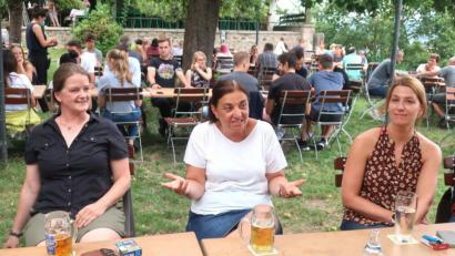 Bild: Hirsch
Die Grünen-Politikerinnen Tina Winklmann, Ekin Deligöz und Ulrike Pelikan-Roßmann (von links) befürchteten beim "Biergartengespräch" im Nabburger Sterngarten einen Rückfall der Frau in das alte Rollenverständnis.