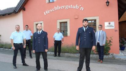 Bild: pko
Mit Emanuel Messer hat die Feuerwehr Fuhrn wieder einen neuen Kommandanten. Unser Bild zeigt von links Harald Klatzka, den Ansprechpartner für Feuerwehrbelange im Stadtratsgremium, Stadtrat Michael Bindl, den neuen Kommandanten Emanuel Messer, Kreisbrandmeister Ferdinand Duscher, zweiten Kommandanten Georg Meier jun. und Bürgermeister Martin Birner.