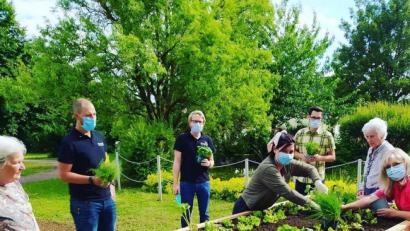 Bild: Rotaract Club Amberg/exb
Der Rotaract Club Amberg machte den Bewohnern des AWO-Seniorenzentrums in Kümmersbruck in der eingeschränkten Coronazeit eine Freude und übergab ein fahrbares Hochbeet der Jura-Werkstätten Amberg-Sulzbach.