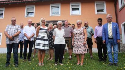 Bild: wro
Gertraud Rößler (vorne in der Mitte) feierte ihren 85. Geburtstag in Fuchsmühl. Dazu gratulierten ihr die Töchter Brigitte Weig (in der Mitte rechts) und Bettina Engelmann (neben der Jubilarin links). Hochleben ließen sie auch ihre Enkel, Urenkel und Freunde, zudem Bürgermeister Toni Dutz und Pater Charles John (von rechts).