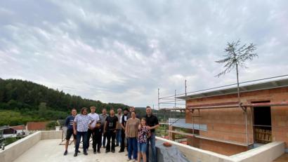 Bild: exb
Über den Baufortschritt in Högen freuten sich Jürgen Haas, Junior-Chef des Sternwirts, und die am Bau beteiligten Firmen.