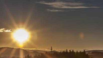 Bild: sml
Der Bohrturm bei Windischeschenbach grüßt schon von Weitem. Interessant ist die Geschichte dahinter, die Besucher des Geo-Zentrum an der KTB erfahren können. Auch Führungen sind möglich.