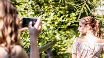 Bild: Frederic Glaser/exb
Die richtige Pose, das richtige Spiel aus Licht und Schatten: Auch mit dem Handy lassen sich tolle Schnappschüsse zaubern. Das erfuhren Jugendliche bei einem Instagram- und Fotografie-Workshop der Kommunalen Jugendarbeit Amberg-Sulzbach und der Ensdorfer Jugendpflege.