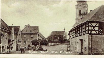 Bild: Albert Köster/exb
Die beiden Bilder vom Neualbenreuther Marktplatz stammen von einer Ansichtskarte von 1939. Die Karte war an den Neualbenreuther Schuhmachermeister Christof Köstler adressiert. Dessen Sohn Rudolf Köstler war später Bürgermeister der Tillenberg-Gemeinde.