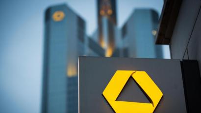 Symbolbild: Frank Rumpenhorst/dpa
Die Commerzbank Weiden zieht zum Halbjahr Bilanz: Trotz Corona gibt es bei der Bank noch Wachstum.