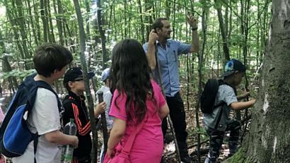 Bild: R. Kreuzer
Kinder besuchen mit dem Förster den Wald.