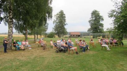 Bild: Andreas Hopf/exb
Zahlreiche Dorfbewohner hatten sich zum Gottesdienst eingefunden.