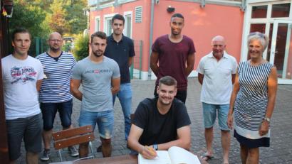 Bild: sne
Zweite Bürgermeisterin Anita Stauber bringt den Tischtennisspielern der "Dritten" das Goldene Buch der Stadt persönlich zum Unterschreiben vorbei. Auch SV-Vorsitzender Thomas Reiter (Zweiter von rechts) und Abteilungsleiter Thomas Winter (Zweiter von links) überbringen dem Team Glückwünsche.