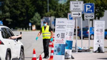 Bild: Sven Hoppe/dpa
Ein Corona-Testzentrum an der A 93 an der Rastanlage Inntal-Ost. Ein Mann hat sich nach einer Italien-Urlaubsreise an der Grenze auf Covid-19 testen lassen – er hatte bereits eine Geburtstagsfeier besucht, als er sein positives Testergebnis erhalten hat.