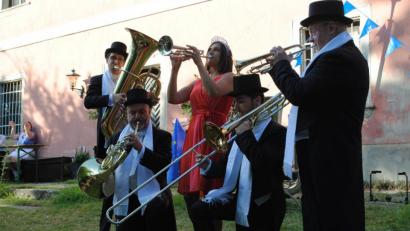 Bild: gge
An der schönen blauen Donau - der berühmte Walzer war eine Zugabe von Harmonic Brass - ein Blechbläserquintett, dass immer wieder die Zuhörer begeistert - auch bei den Wurzer Sommerkonzerten.