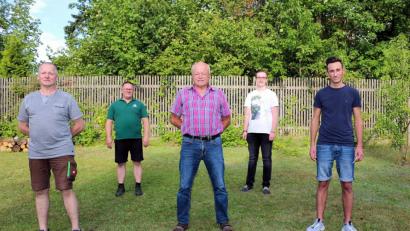 Bild: bsc
Den nicht alltäglichen Wettbewerb der Frauenreuther Sportschützen gewann Alfons Hage (vorne, Mitte) vor Bernhard Stock (vorne links) und Patrick Stengl (vorne rechts). Die beiden Vorsitzenden Wolfgang Schlicht und Adrian Käß (hinten links und rechts) gratulierten und dankten für die Teilnahme.
