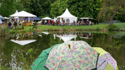 Symbolbild: Uwe Zucchi/dpa
Wegen Corona sind Feste, zum Beispiel Kommunionfeiern, heuer unter freiem Himmel gefeiert worden.