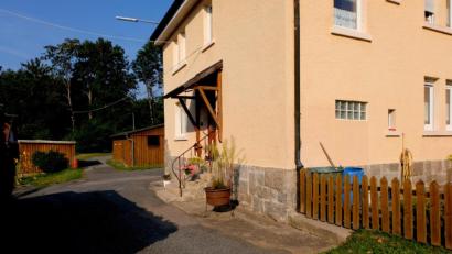 Bild: le
Im Zuge des Wohnbauprojekts in Plankenhammer - Floßleite wird beim Anwesen Nummer 14 eine Straßenverbreiterung angestrebt. Dafür muss die Eingangstreppe von der Süd- auf die Ostseite verlegt werden.