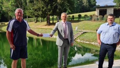 Bild: soj
Der stellvertretende Vorsitzende des Fördervereins "Freibad Selingau e.V." Thomas Graf (links) und Ebnaths stellvertretender Bürgermeister Michael Sticht (rechts) freuten sich über die Spende von Landrat Roland Grillmeier.