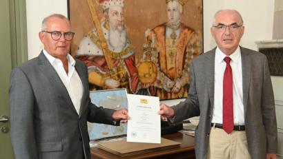 Bild: gf
Ungewohnter Abstand zwischen Landgerichtspräsident Harald Riedl (rechts) und seinem von ihm hoch geschätzten Geschäftsleiter und Rechtspflegeoberrat Josef Auer. Er geht nun in Altersteilzeit.