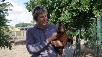 Bild: kaz
Auf ihrem Geflügelhof in Oberndorf verkauft Ute Barde seit 32 Jahren Hühner.